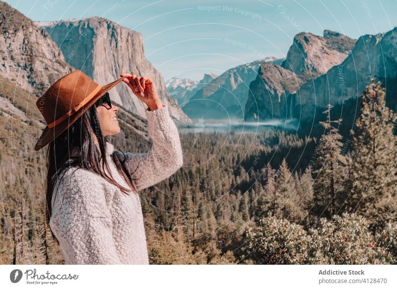 Glückliche Frau genießt sonnigen Tag in den Bergen Berge u. Gebirge reisen sich[Akk] entspannen genießen Wald yosemite Park Klippe Saum sitzen Felsen Stein