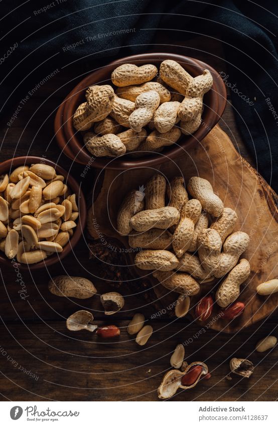 Gruppe von Erdnüssen auf Holzbrettern Lebensmittel Hintergrund hölzern Holzplatte Erdnuss Gesundheit Snack Tisch rustikal Frühstück weiß lecker Raum braun