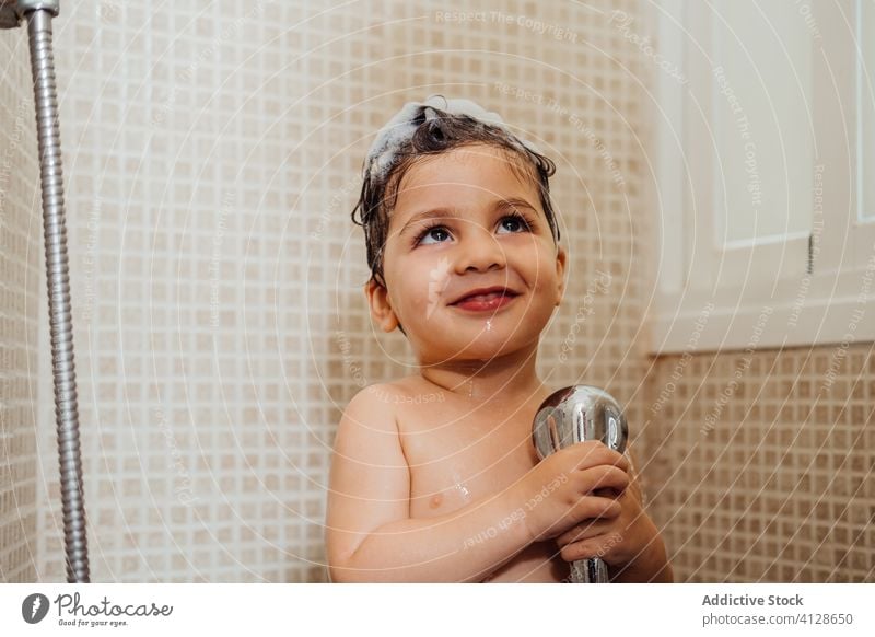 Süßer Junge singt zu Hause unter der Dusche singen Bad wenig schäumen Lächeln Kind niedlich Spaß haben heimwärts heiter Inhalt Freude positiv froh Glück Hygiene