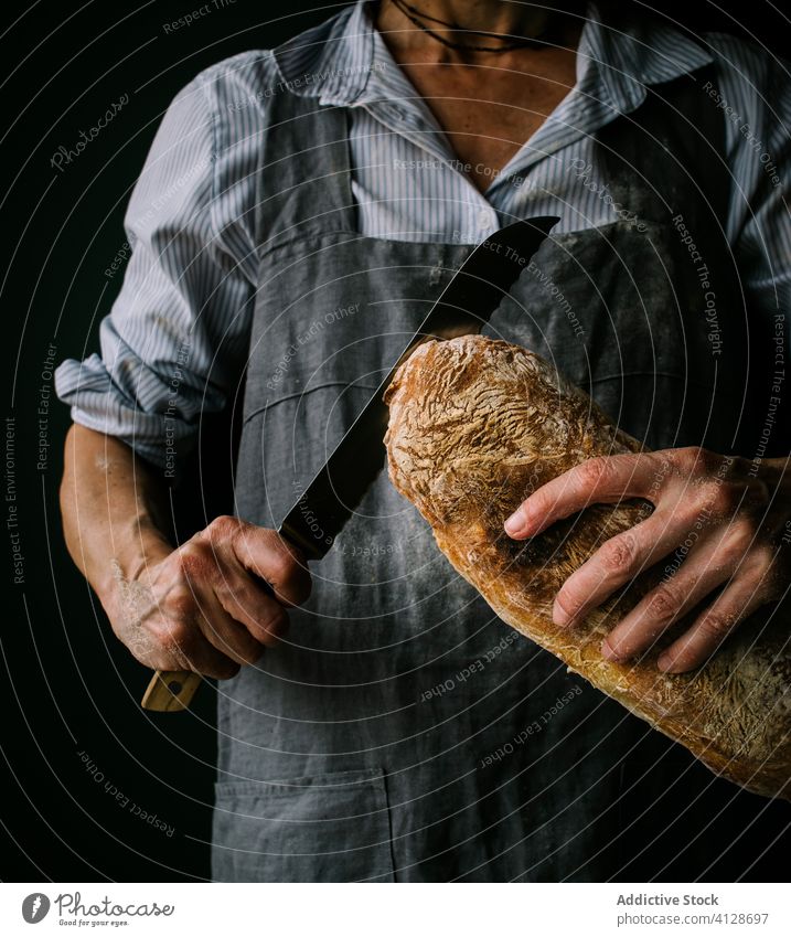 Anonyme Frau mit Ciabattabrot in der Hand Person Messer Halt Utensil Mehl Frühstück Schürze Küche Bäcker Bäckerei Teigwaren Kunstgewerbler Verkäufer gebacken