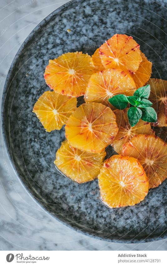 Leckere Orangenscheiben und -schalen auf dem Teller orange sich[Akk] schälen Scheibe frisch Zitrusfrüchte Zellstoff Speise Küche Frucht Tisch Dessert Snack