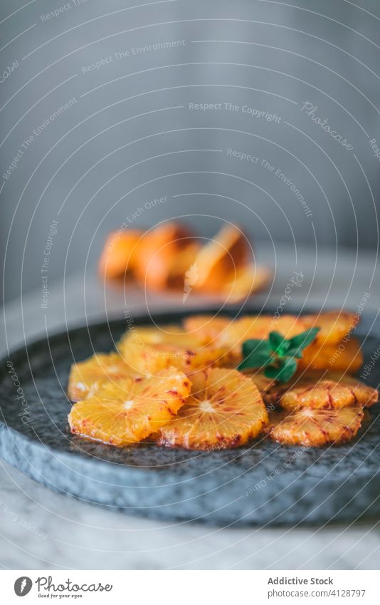 Leckere Orangenscheiben und -schalen auf dem Teller orange sich[Akk] schälen Scheibe frisch Zitrusfrüchte Zellstoff Speise Küche Frucht Tisch Dessert Snack