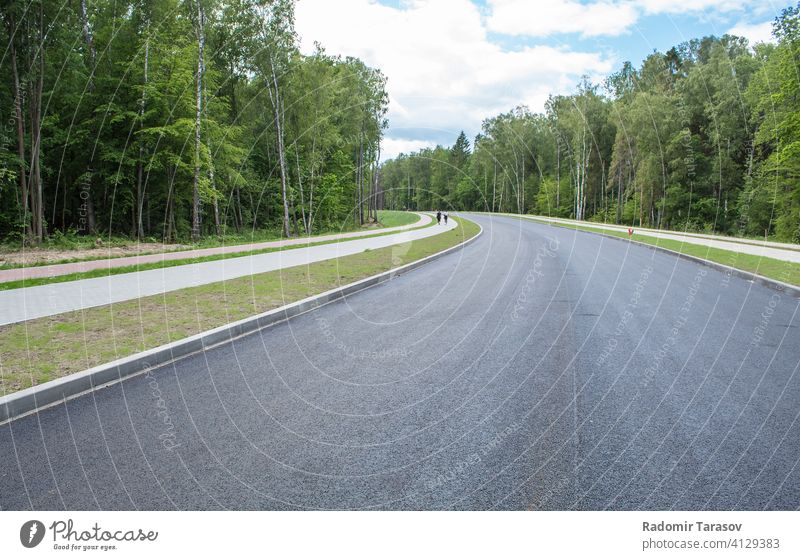 neue moderne Straße durch den Wald im Freien reisen Asphalt Ansicht Autobahn Weg Natur Verkehr Landschaft grün Linie schön Transport Geschwindigkeit Himmel