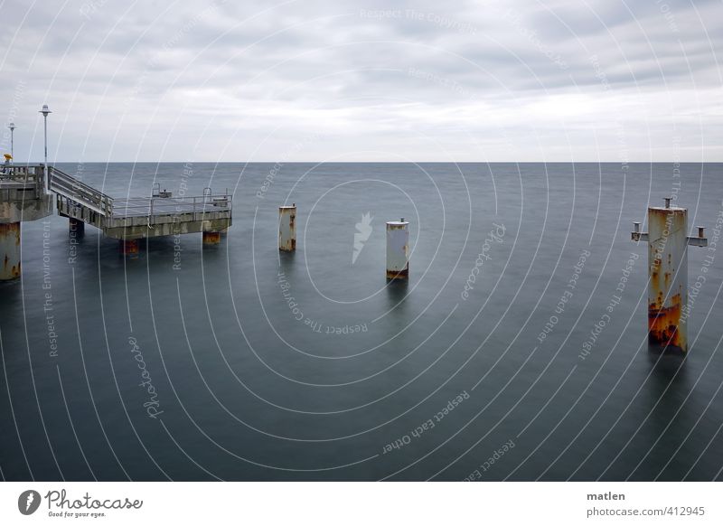 mausgrau Landschaft Himmel Wolken Horizont Wetter schlechtes Wetter Meer Menschenleer blau pier Anleger Plattform Farbfoto Gedeckte Farben Tag