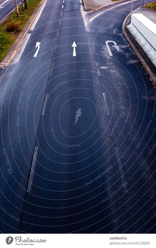 Abbiegen, geradeaus oder wenden? abbiegen asphalt autobahn ecke fahrbahnmarkierung fahrrad fahrradweg hinweis kante kurve linie links navi navigation