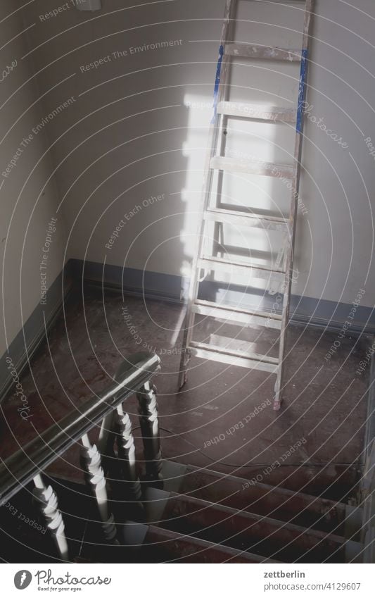 Handwerker im Haus absatz abstieg abwärts altbau aufstieg aufwärts geländer haus mehrfamilienhaus menschenleer mietshaus stufe textfreiraum treppe treppenabsatz