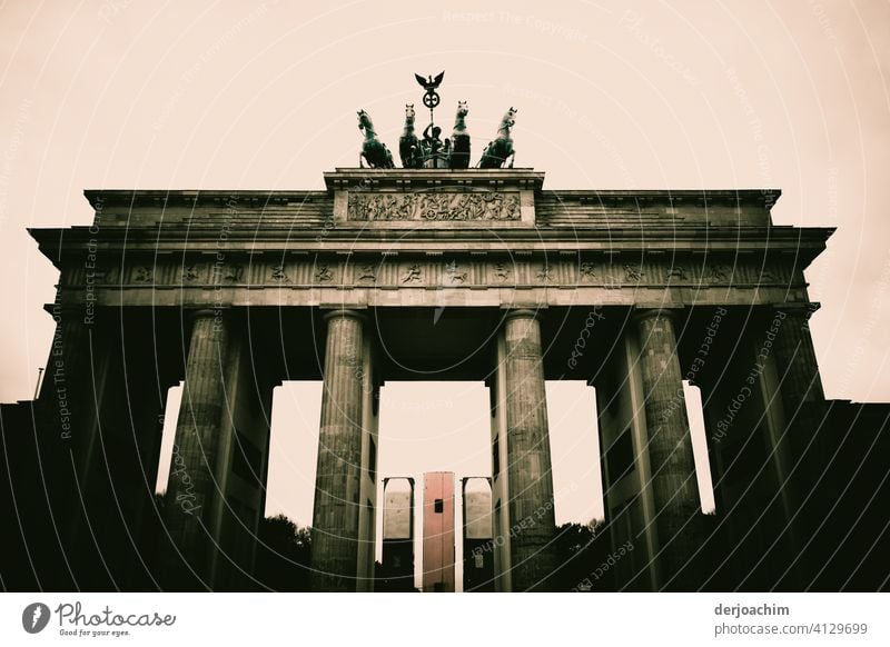 Das BrandenburgerTor. Historisches  Wahrzeichen von Berlin . Architektur Außenaufnahme Menschenleer Farbfoto Tag historisch Stadt Bauwerk Sehenswürdigkeit alt