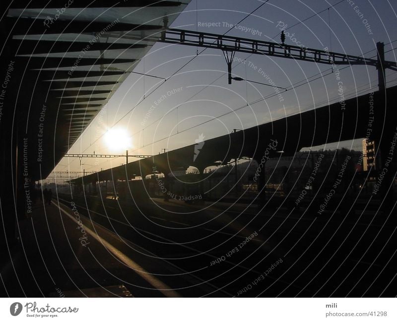 der 1. Zug Sonnenaufgang Europa Bahnhof Morgen Himmel Geleise