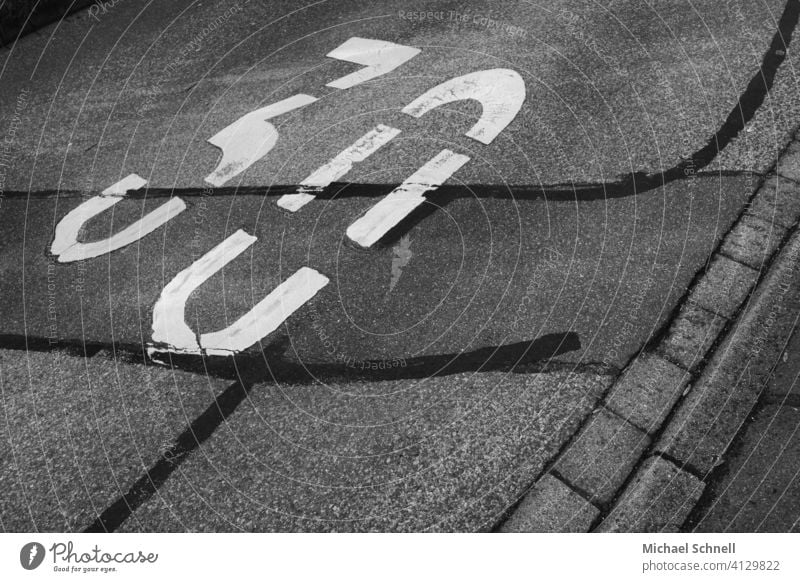 Tempo 30 tempolimit Straßenmarkierung Geschwindigkeit Außenaufnahme Verkehr Verkehrswege Autofahren Limit Begrenzung langsam langsam fahren langsam fortbewegen