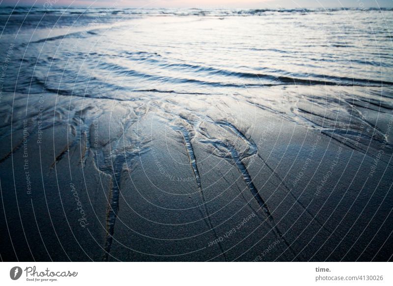 Lebenslinien #140 strand siel wasser meer sand gegenlicht abends Abend wellen horizont furche überschwappen Wege & Pfade nordsee gezeiten