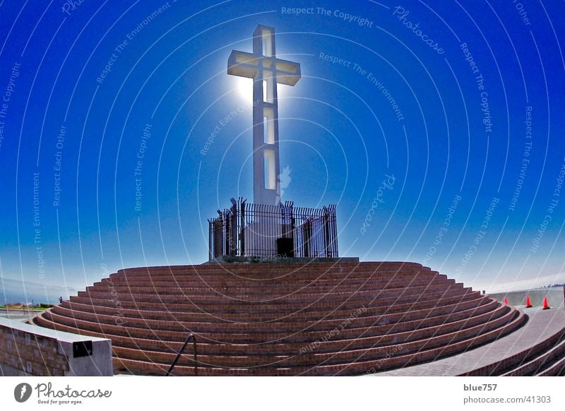 Mt. Soledad Kriegerdenkmal weiß Gegenlicht Nebel Backstein rot Zaun schwarz Architektur Rücken Sonne Treppe Himmel Schönes Wetter blau