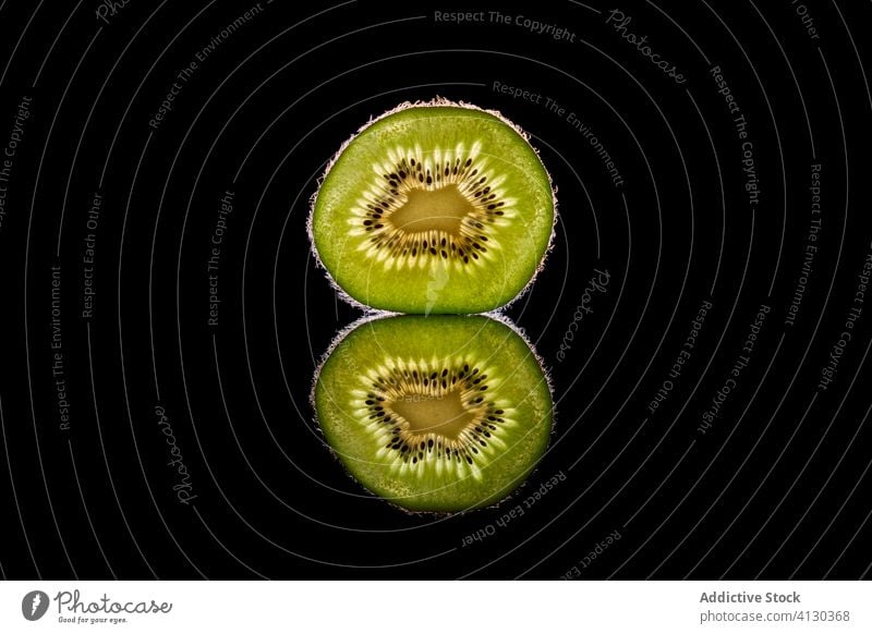 Eine halbe frische Kiwi mit Kernen reif Frucht Hälfte sich[Akk] schälen Fussel Samen grün hell Vitamin Veganer Vegetarier natürlich Lebensmittel süß organisch