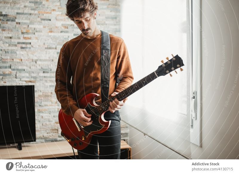 Mann spielt Gitarre zu Hause spielen heimwärts Raum gemütlich elektrisch Musik Appartement Hobby männlich Erwachsener Instrument lässig Gesang Musiker Klang