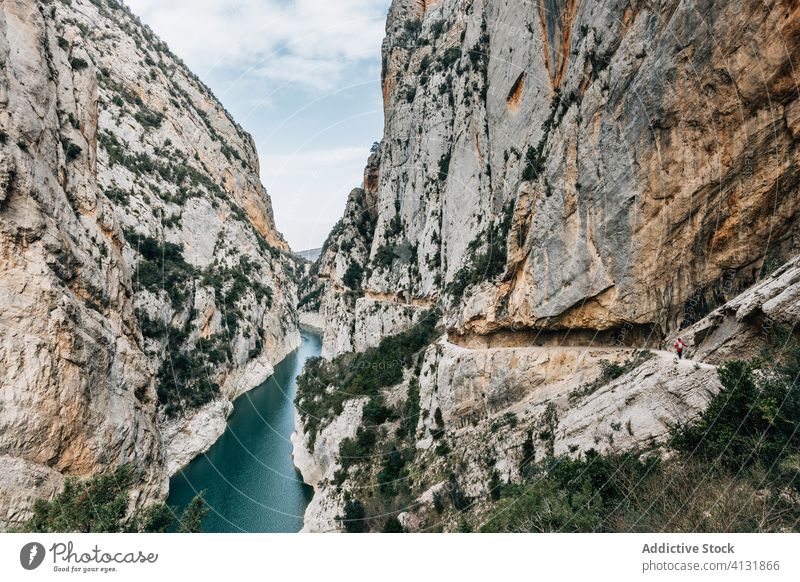 Enge Bergschlucht mit Fluss Felsen Schlucht rau majestätisch massiv Klippe Ambitus Natur Landschaft Spanien montsec eng spektakulär strömen malerisch Tourismus