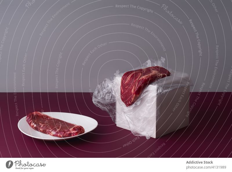 Stilleben mit zwei Rindersteaks Black-Angus-Steak Kontrast Abendessen Mittagessen kreativ Stillleben Servieren Zusammensetzung Beefsteak Lebensmittel