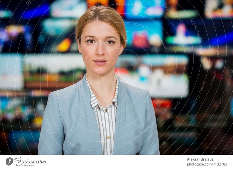 Eine Moderatorin, die live über aktuelle Nachrichten berichtet, sitzt im Fernsehstudio. Hintergrund von mehreren Bildschirmen von Broadcast-Kontrollraum. Journalismus Konzept