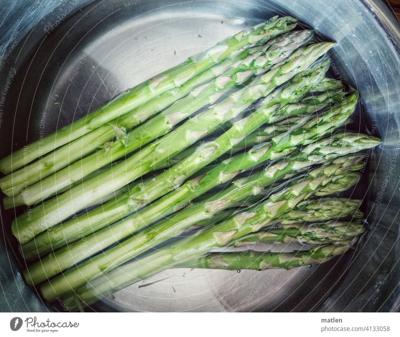 grüner Spargel Wasser Schüssel geputzt Gemüse Ernährung Lebensmittel Vegetarische Ernährung frisch Spargelspitze Spargelbund Spargelzeit Menschenleer