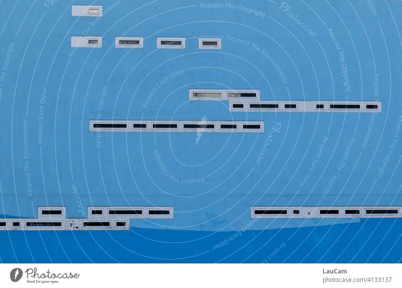 Hausfassade in Blautönen mit schmalen weißen Fenstern Fassade Gebäude Architektur Wand Außenaufnahme Stadt Bauwerk Farbfoto Mauer blau Berlin farbig Farbe