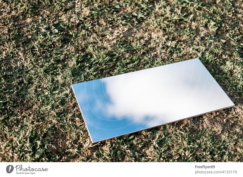 Erstaunlich flach legen eines Spiegels auf dem Gras Hintergrund abstrakt Himmel Attrappe Textfreiraum Rechteck Wolken Natur Licht natürlich keine Menschen