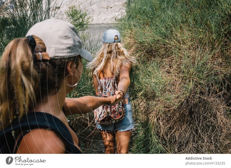 Beste Freundinnen im Urlaub am See bester Freund Feiertag sorgenfrei Frauen bewundern Landschaft spektakulär Gras Shorts stehen sonnig sich[Akk] entspannen