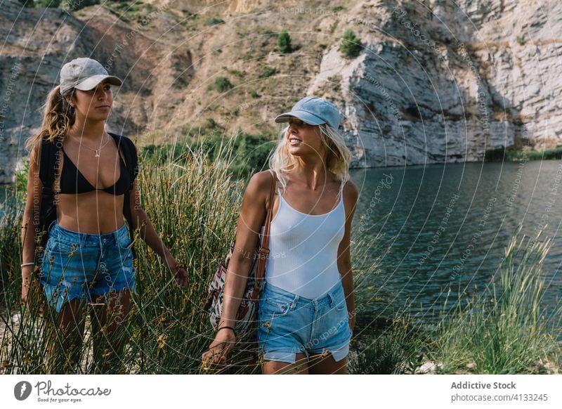 Beste Freundinnen im Urlaub am See bester Freund Feiertag sorgenfrei Frauen bewundern Landschaft spektakulär Gras Shorts stehen sonnig sich[Akk] entspannen