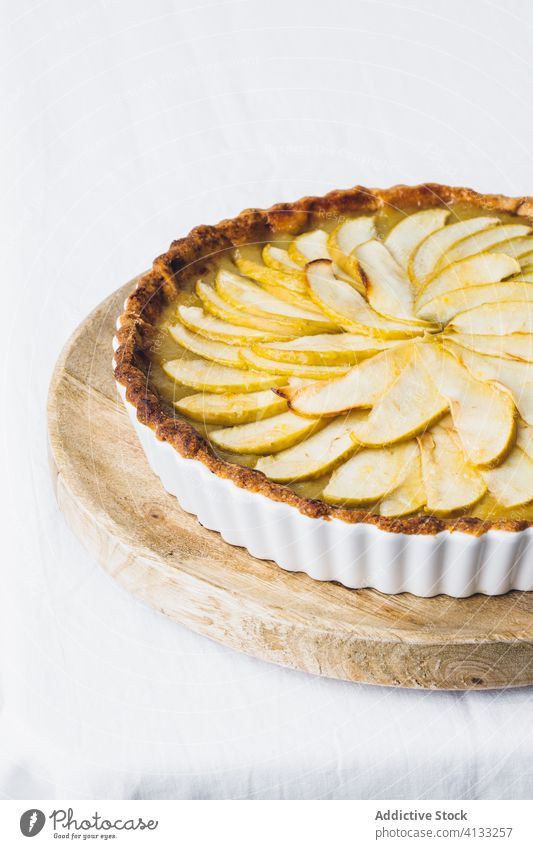 Köstlicher hausgemachter Apfelkuchen in Auflaufform Pasteten lecker Dessert geschmackvoll selbstgemacht Tisch Bäckerei Gebäck Frucht grün Speise Stoff