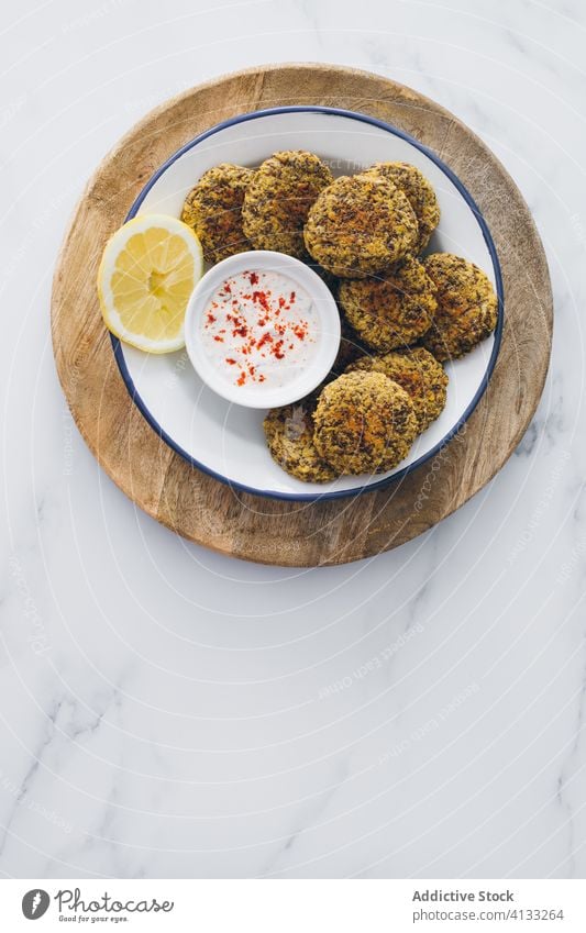 Gericht mit Linsenfalafel und Joghurtsauce Veganer Lebensmittel Vegetarier Küche Falafel Gesundheit gebraten Mahlzeit Speise frisch Amuse-Gueule Kichererbsen