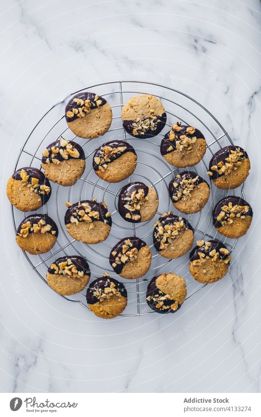 Knusprige Kekse mit Nüssen und Schokolade auf dem Tisch Walnussholz lecker Dessert geschmackvoll Leckerbissen süß Lebensmittel Küche Snack Gebäck frisch