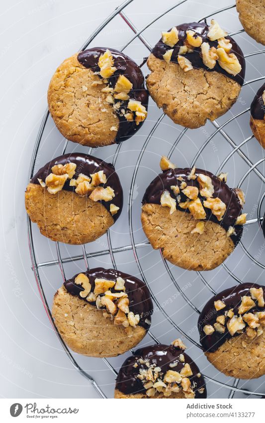 Knusprige Kekse mit Nüssen und Schokolade auf dem Tisch Walnussholz lecker Dessert geschmackvoll Leckerbissen süß Lebensmittel Küche Snack Gebäck frisch