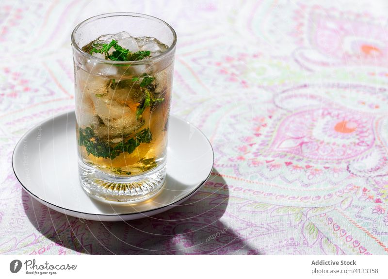 Eistee mit Zitrone und Minze in Gläsern auf dem Tisch kalt Tee trinken Café Erfrischung Zitrusfrüchte Getränk Glas cool Frucht Scheibe liquide Würfel lecker