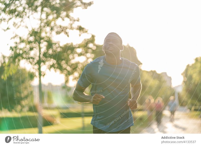 Schwarzer Mann läuft im Freien Afrikanisch joggen schwarz Training Fitness Sport Gesundheit Park Läufer aktiv passen Menschen Jogger Lifestyle Sommer männlich