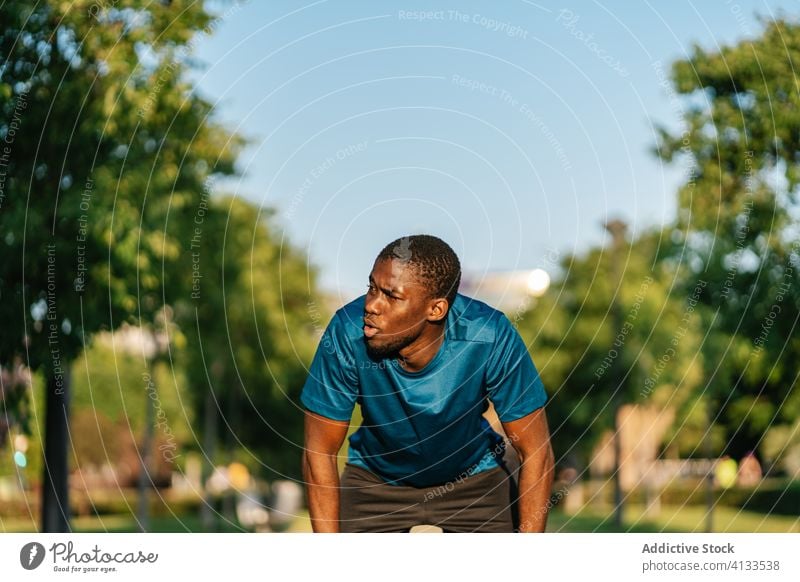 Schwarzer Mann läuft im Freien Afrikanisch joggen schwarz Training Fitness Sport Gesundheit Park Läufer aktiv passen Menschen Jogger Lifestyle Sommer männlich