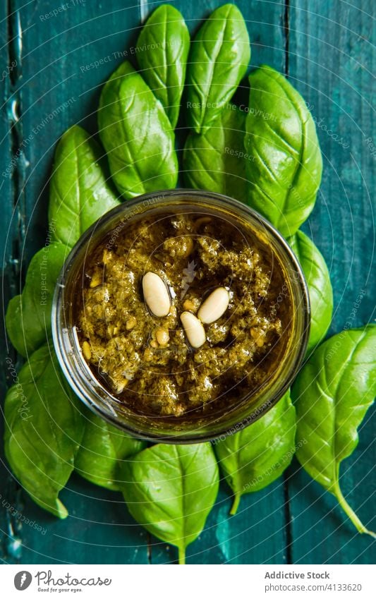 Schale mit Pesto-Salsa auf aromatischen Basilikumblättern Saucen Blatt frisch Bestandteil Kraut organisch Feinschmecker Aroma Italienisch oliv Erdöl kulinarisch