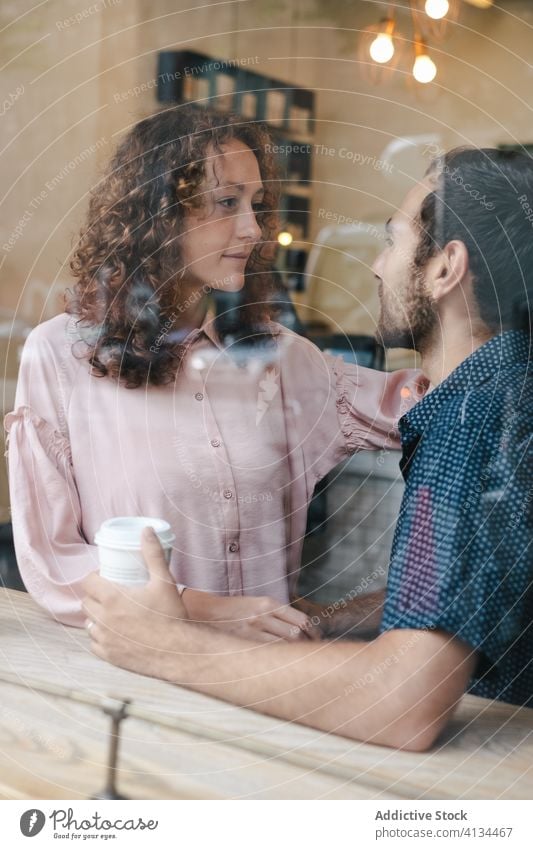 Verliebtes Paar entspannt sich in einem Cafe heiter Café Umarmung Partnerschaft Zusammensein Kaffeehaus Heißgetränk Liebe sich[Akk] entspannen Pappbecher Glück