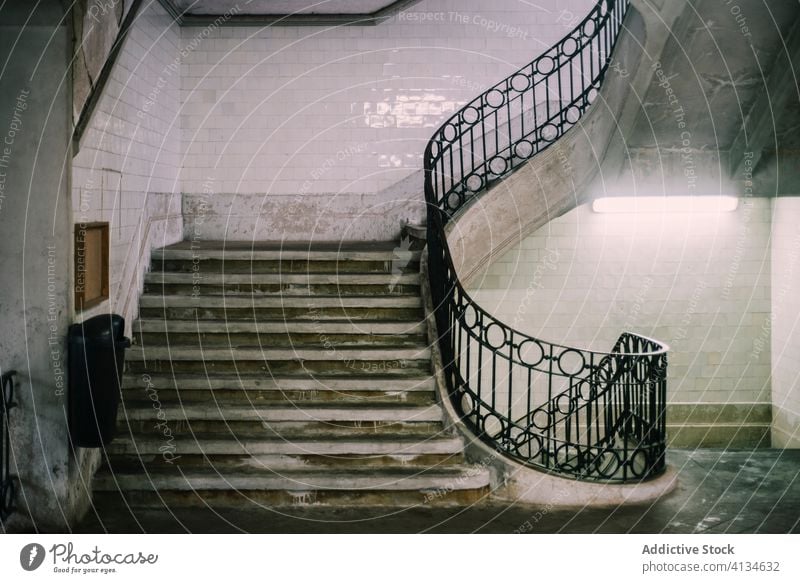 Verzierte Treppe in einem alten Gebäude Innenbereich schäbig Haus Treppenhaus Reling Fliesen u. Kacheln Wand Ornament Saal Stein Metall Porto Portugal Schritt