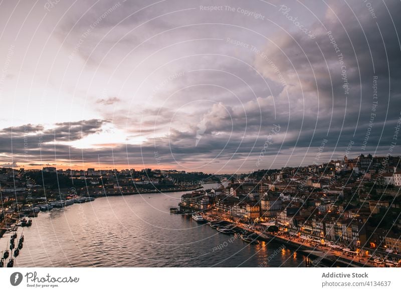 Abendliches Stadtbild mit alten Häusern und Fluss spektakulär Sonnenuntergang Großstadt Gebäude Architektur Landschaft Haus antik Porto Portugal Wasser