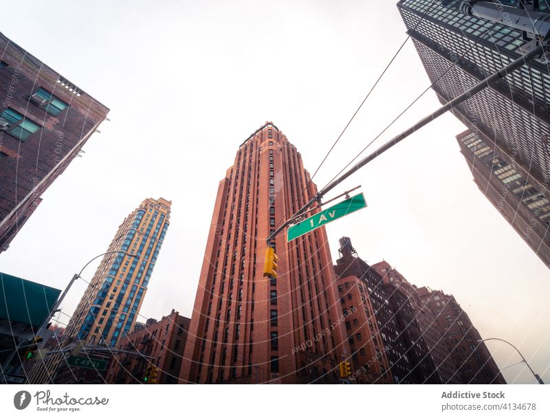 Moderne Hochhäuser gegen den Himmel Wolkenkratzer Gebäude Großstadt Turm modern Skyline Design Außenseite Zeitgenosse Architektur hoher Anstieg New York State