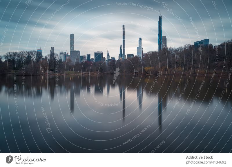 Moderne Stadt und Flussufer in bewölktem Abend Stadtbild New York State Wolkenkratzer Reflexion & Spiegelung Wasser Skyline Großstadt Gebäude modern Hafengebiet