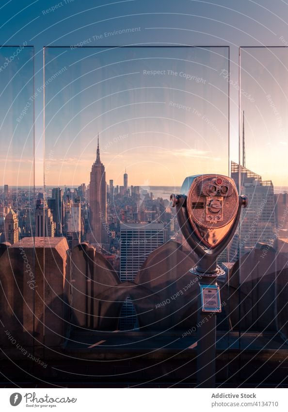 Fernglas für Sightseeing in der modernen Stadt Aussichtspunkt Großstadt beobachten Stadtbild Sonnenuntergang New York State Manhattan Abend Architektur urban