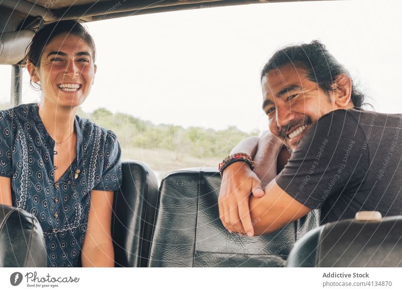 Verliebtes Reisepaar im Auto auf Safari Paar genießen Urlaub Reisender Zusammensein Sommer Partnerschaft Tierwelt PKW multiethnisch rassenübergreifend