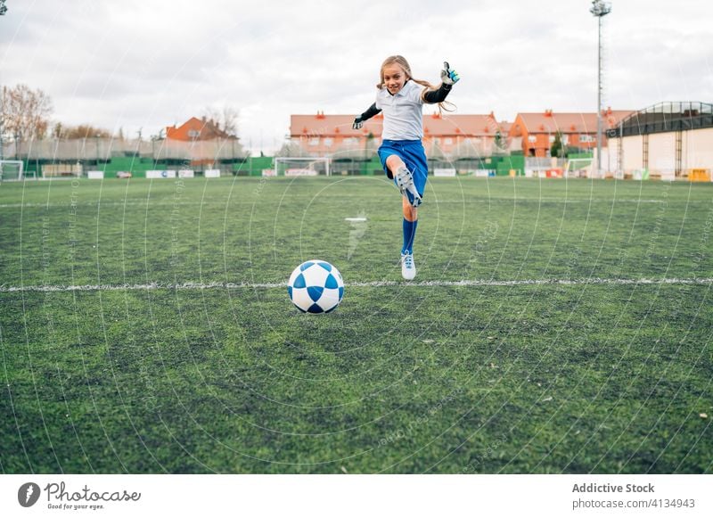 junge Spielerin, die im Sportstadion Fussball spielt Mädchen Fußball Ball Feld Kind laufen spielen Uniform Club Training Aktivität Stadion Athlet Gerät Kick