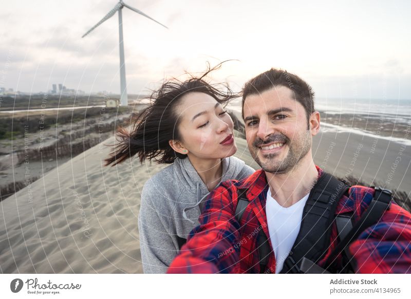 Happy diverse Paar umarmt und unter Selfie auf Meer Strand Umarmen Urlaub Liebe Partnerschaft reisen Zusammensein Bonden Freundin Glück heiter Zuneigung Sand