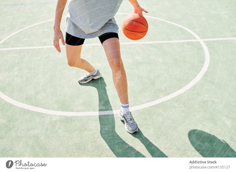 Weiblicher Basketballspieler dribbelt Ball spielen dribbeln Frau Gericht Sportlerin Training Aktivität Spiel Athlet Spieler aktiv Erholung Hobby sportlich Übung