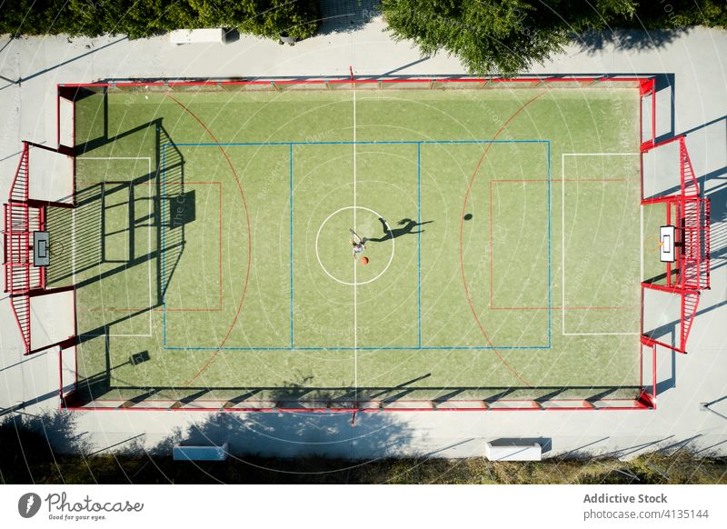 Frau spielt Basketball auf einem Sportplatz spielen Ball werfen springen Gericht Sportlerin Training Aktivität Spiel Athlet Spieler aktiv Erholung Hobby