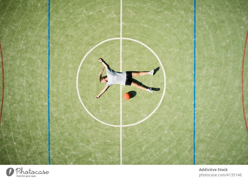 Basketballspieler entspannt auf dem Spielplatz Frau sich[Akk] entspannen ruhen Lügen müde Sport Gericht Ball Sportlerin kreisen Athlet Sportbekleidung Training