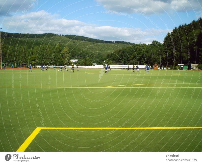 Kunstrasen Dietzhöztal Sportplatz grün gelb Wald Rasen Linie