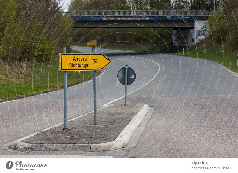 einfach mal den Horizont erweitern... richtungsweisend Schilder & Markierungen Straße Richtung Pfeil Hinweisschild Orientierung Zeichen Wegweiser Wege & Pfade