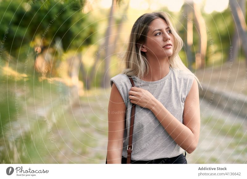 Junge Frau spaziert im grünen Park Spaziergang Sommer Windstille selbstbewusst jung genießen schlendern sich[Akk] entspannen Weg Lifestyle ruhig Natur friedlich