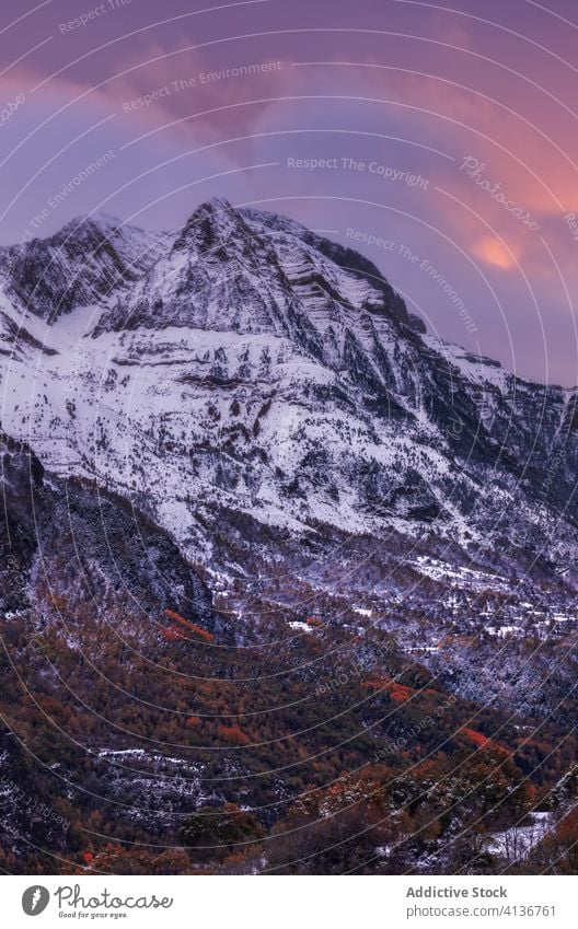 Verschneite Berge gegen bedeckten Himmel Berge u. Gebirge Tal Schnee Kamm Unwetter Wetter orange Natur Ambitus Landschaft kalt Felsen malerisch Saison Gelände