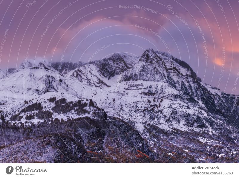 Verschneite Berge gegen bedeckten Himmel Berge u. Gebirge Tal Schnee Kamm Unwetter Wetter orange Natur Ambitus Landschaft kalt Felsen malerisch Saison Gelände